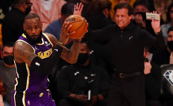  穆雷末节18分救主，老鹰逆转战胜篮网  